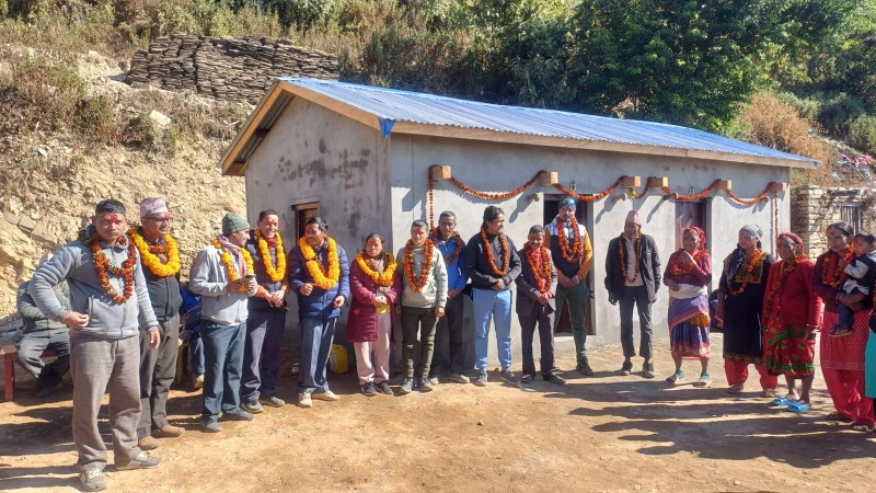 रुकुम पश्चिमको चौरजहारीमा भूकम्प प्रतिरोधी नमूना घर हस्तान्तरण